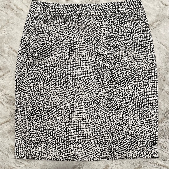 Banana Republic Dresses & Skirts - Banana Republic Petite Abstract Animal Print Pencil Skirt